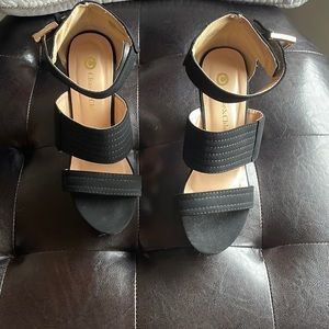 Open toe Chucky wood and black heels